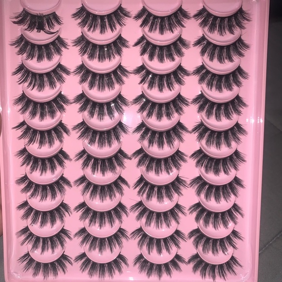 Lashes - Picture 2 of 6